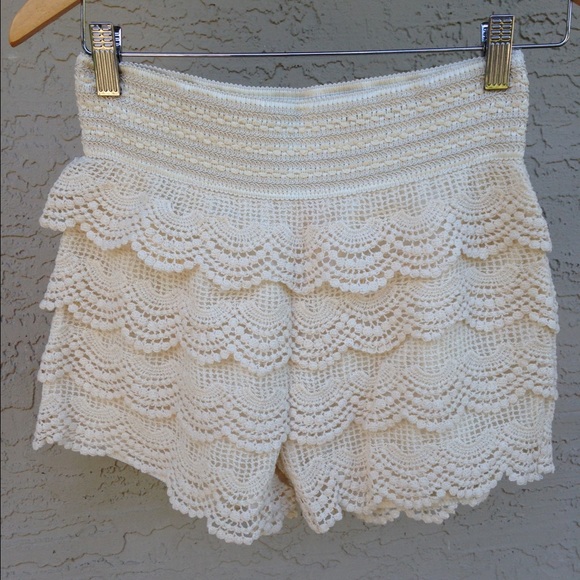 ⬆️Cream Crochet Lace Shorts - Picture 2 of 5