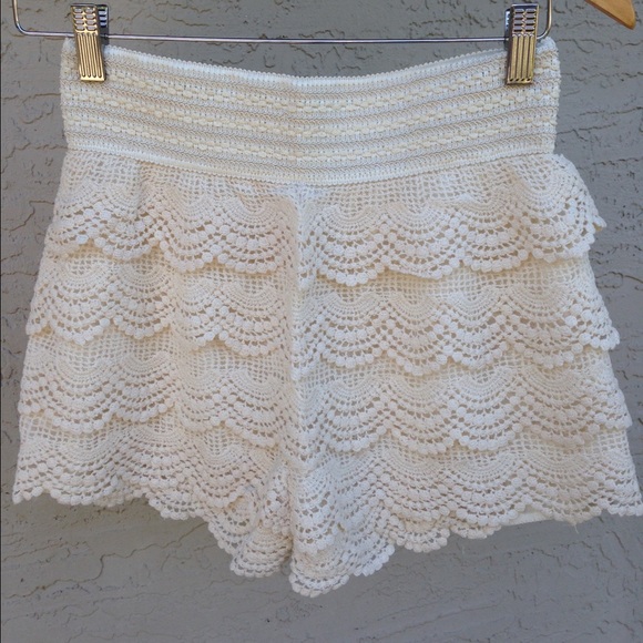 ⬆️Cream Crochet Lace Shorts - Picture 3 of 5