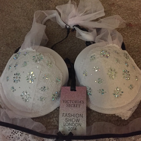 Beautiful set by Victoria's Secret!! 3 day sale!! - Picture 2 of 4