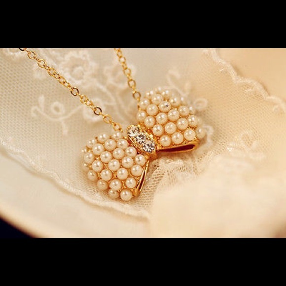 Jewelry - Beautiful Pearly CZ Bow Necklace