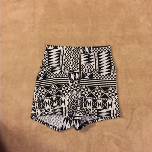 Black and white high wasted shorts - Picture 1 of 1