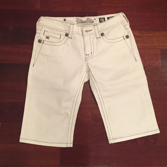 White denim "Miss Me" capris