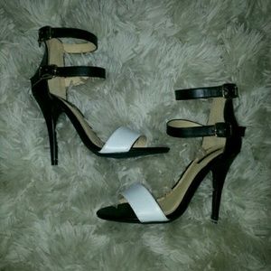 Never Worn Black & White 2 Strap Heels