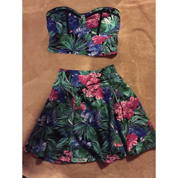 Matching crop top and skirt - Picture 1 of 1