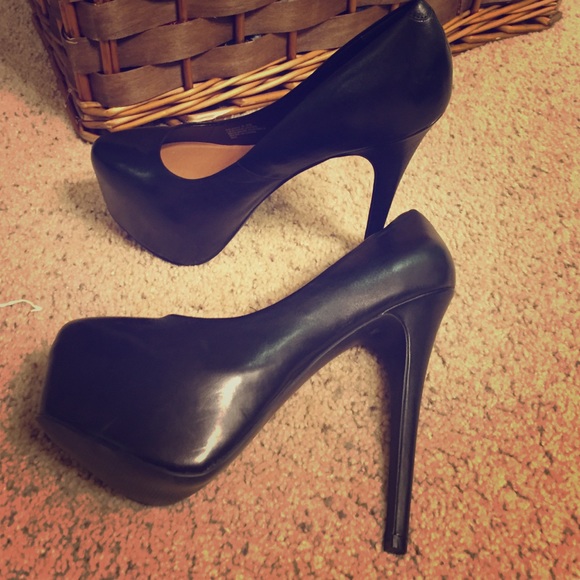 Steve Madden Black Pumps! Size 8.5