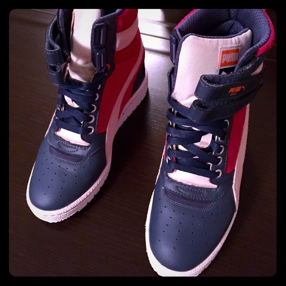 Puma casual wedge snickers!!
