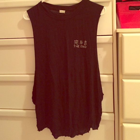 Tank top that shows sides of body