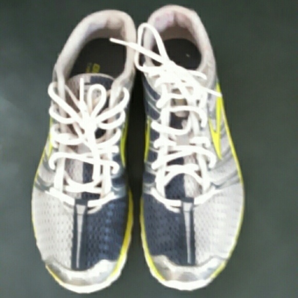 BROOKS track & field size 6.5