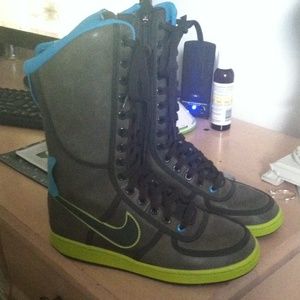 Nike sneaker boots size 7
