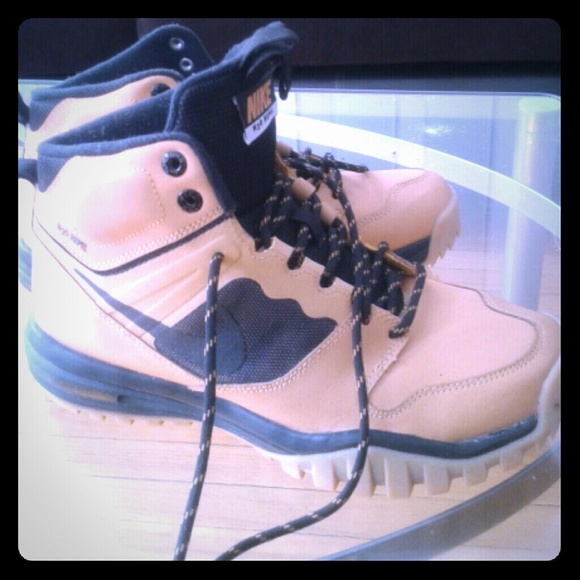 Tan water resistant nike breathable boots - Picture 1 of 4