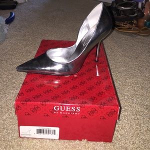 Guess pumps