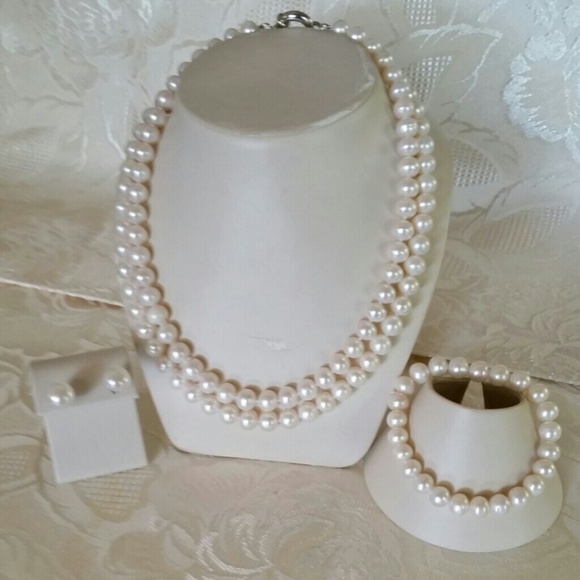 NWOT  Pearl Necklace, bracelet, & Earrings