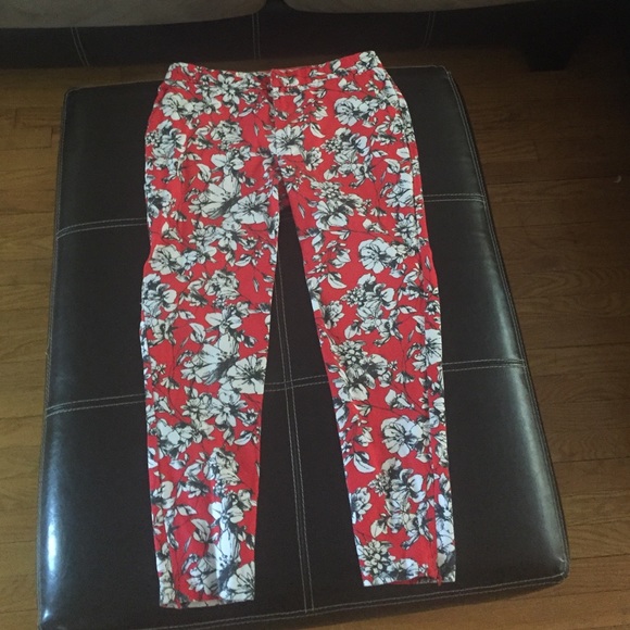 Forever21 Essentials Floral based ankle pants