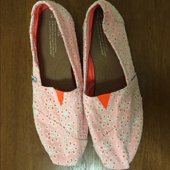 TOMS 9.5 pink with embroidered white flowers