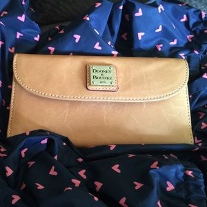 SALE ‼️ Dooney & Bourke wallet