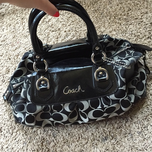 Coach hand bag it's in good condition