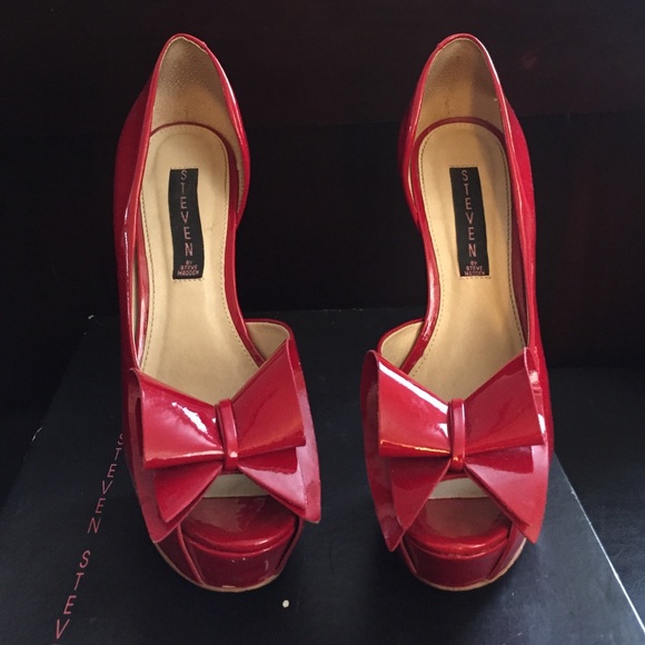 Red Patent leather pumps