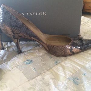ADORABLE Leather Ann Taylor pumps!