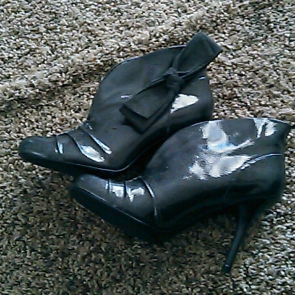 Jessica Simpson's Charcoal grey heels