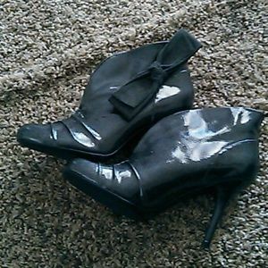 Jessica Simpson's Charcoal grey heels