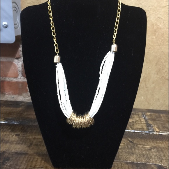 Jewelry - 🎉🎉HP🎉🎉 White Cute Necklace!!