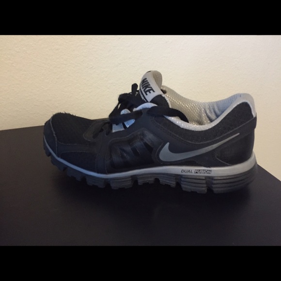 Black Nike Shoes EUC size 9