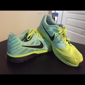 Size 9 Nike women Shoes EUC