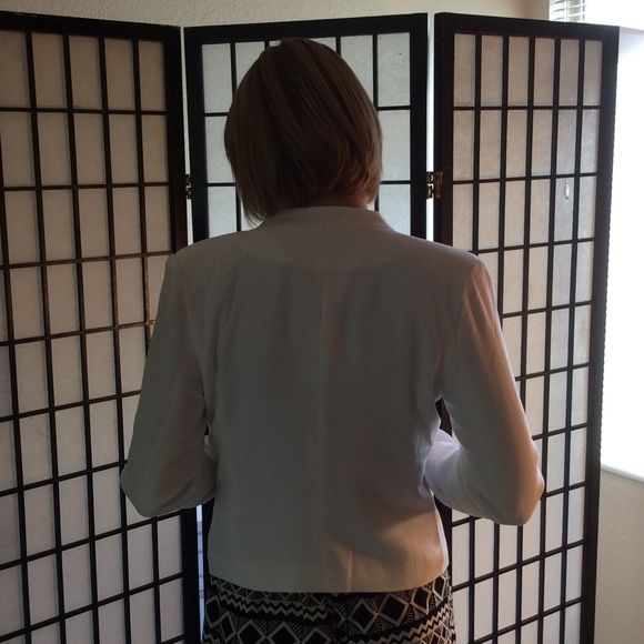 White blazer sizes small,med. and large - Picture 2 of 3