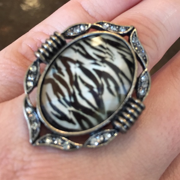 Zebra print stretch band ring