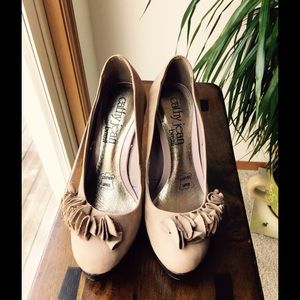 Cathy Jean Taupe Pumps. Size 5.