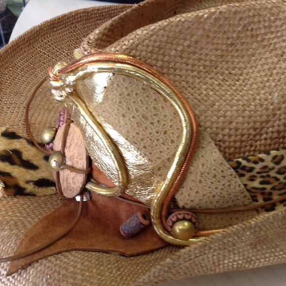 Beautiful statement hat - Picture 3 of 3