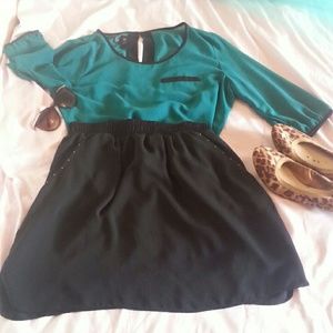 SHORT BLACK SKIRT WITH POCKETS