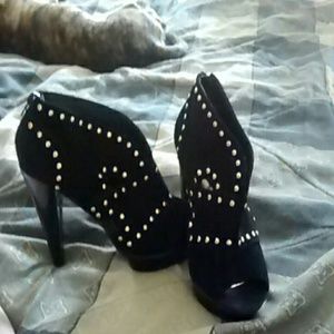 Steve madden high heels. Black with gold studs