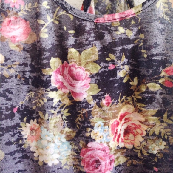 SOLD/Floral Tank Top 🌸 - Picture 3 of 4