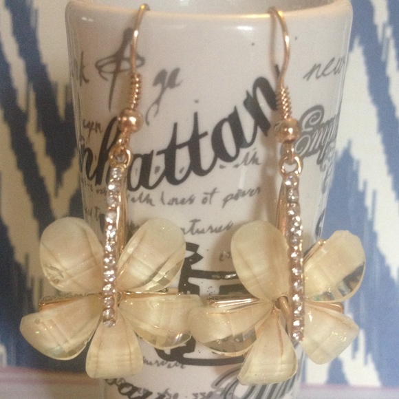 Jewelry - NEW Flower Studded Fashion Earrings