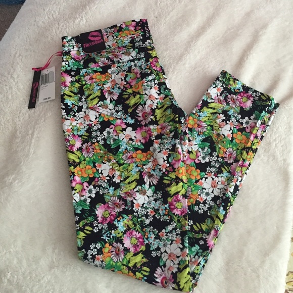 Flower print skinnies 🌺🌸🌷