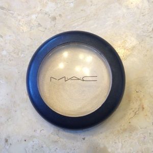 Mac cream color base in pearl.