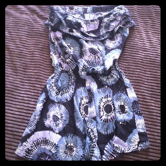 Very cute romper. size S