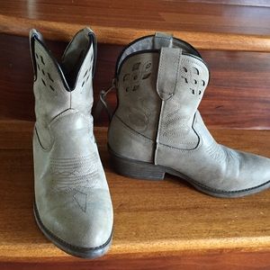 Mossimo Kaci booties in Stone size 6.5
