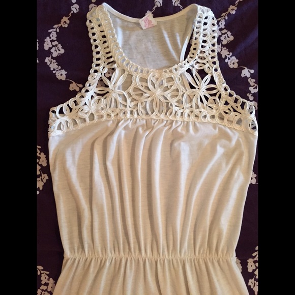White Sleeveless dress with Lace Neckline - Picture 2 of 3