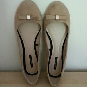 Nude suede flats!