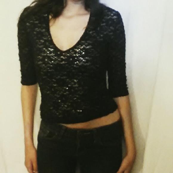 Short lace elbow sleeve shirt.