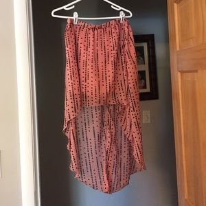 Pink high-low skirt with small black triangles