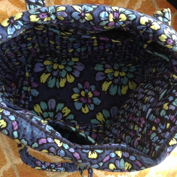 Vera Bradley Vera Tote in Retired Pattern - Picture 3 of 4