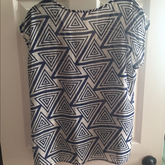 Patterned Top! - Picture 2 of 3