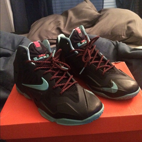 Lebron XI (GradeSchool) - Picture 1 of 4