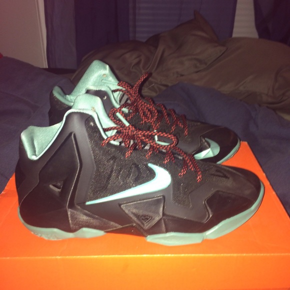 Lebron XI (GradeSchool) - Picture 2 of 4