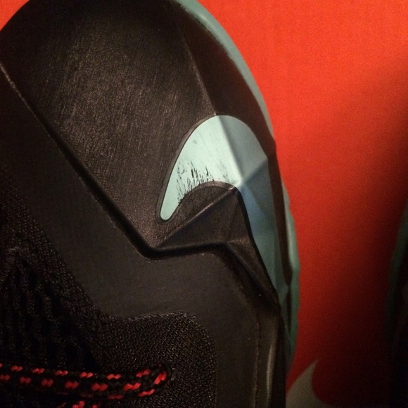 Lebron XI (GradeSchool) - Picture 3 of 4
