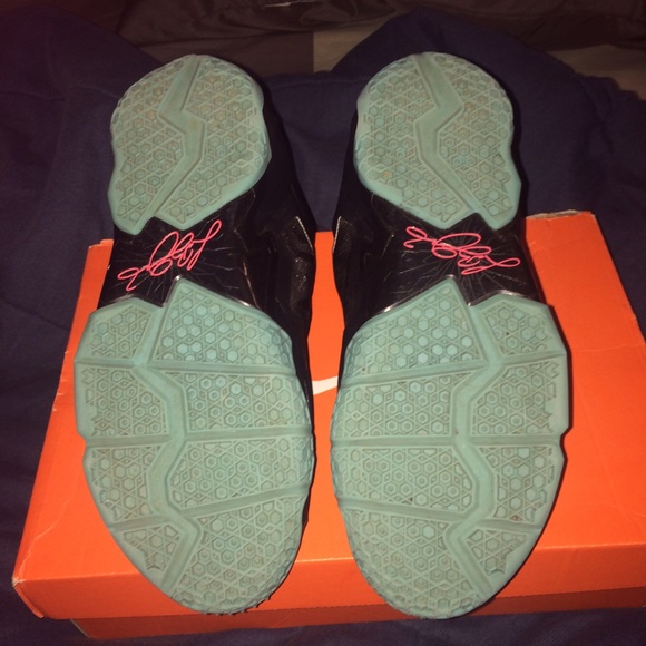 Lebron XI (GradeSchool) - Picture 4 of 4