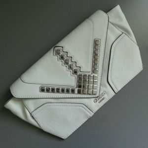 🎉HP 5/28🎉GUESS White Studded Envelope Clutch